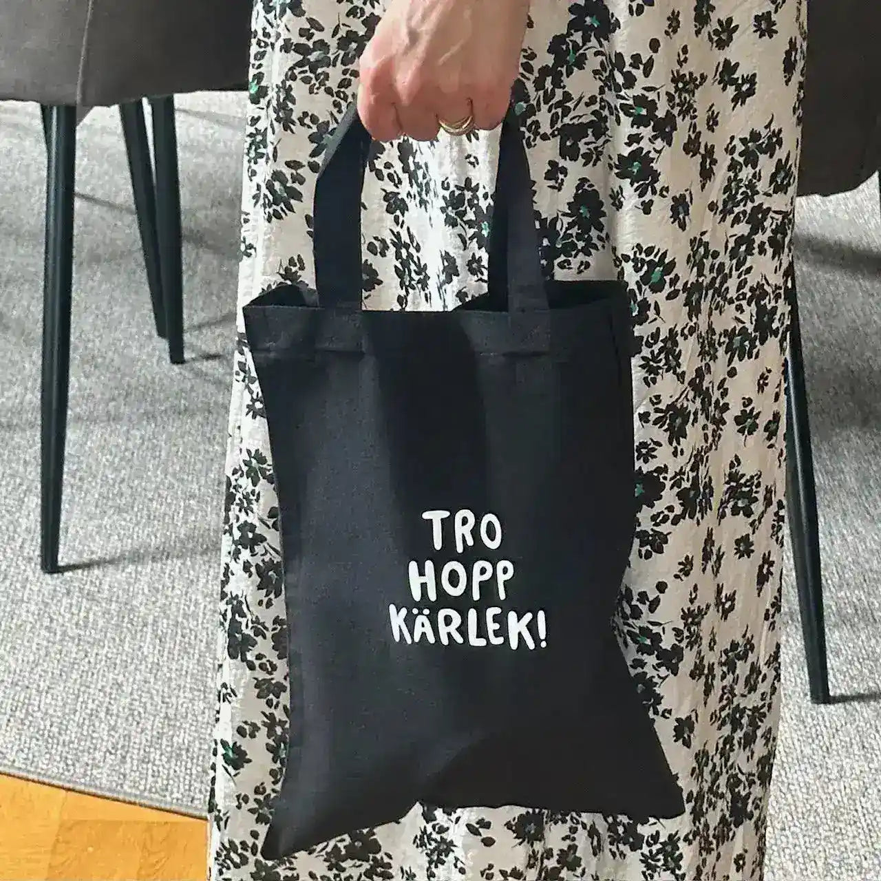Liten tygkasse Tro hopp Kärlek, svart
