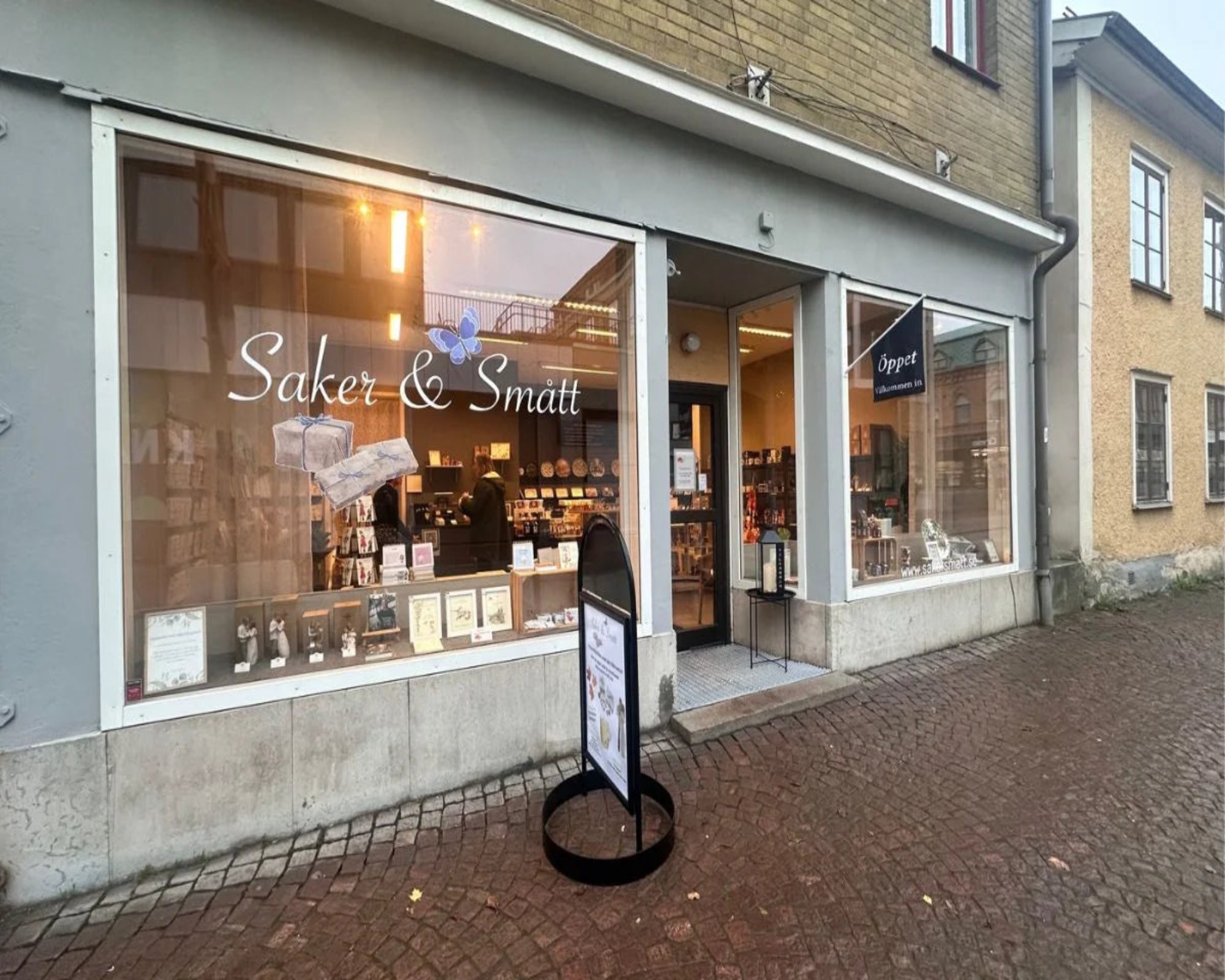 Skyltfönster utanför butiken Saker&Smått