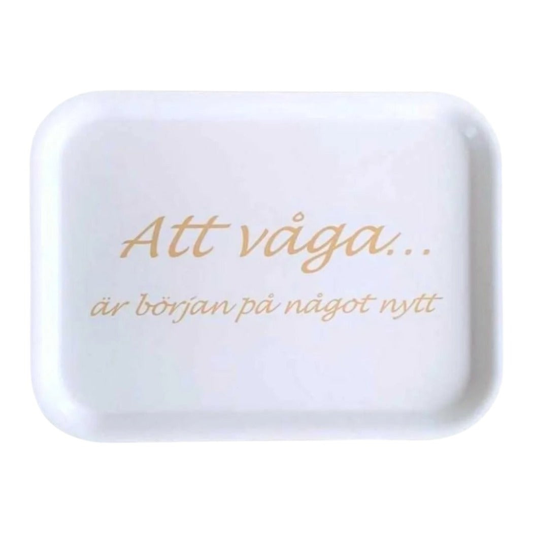 Vit frukostbricka 27x2 cm med texten Att våga i guld