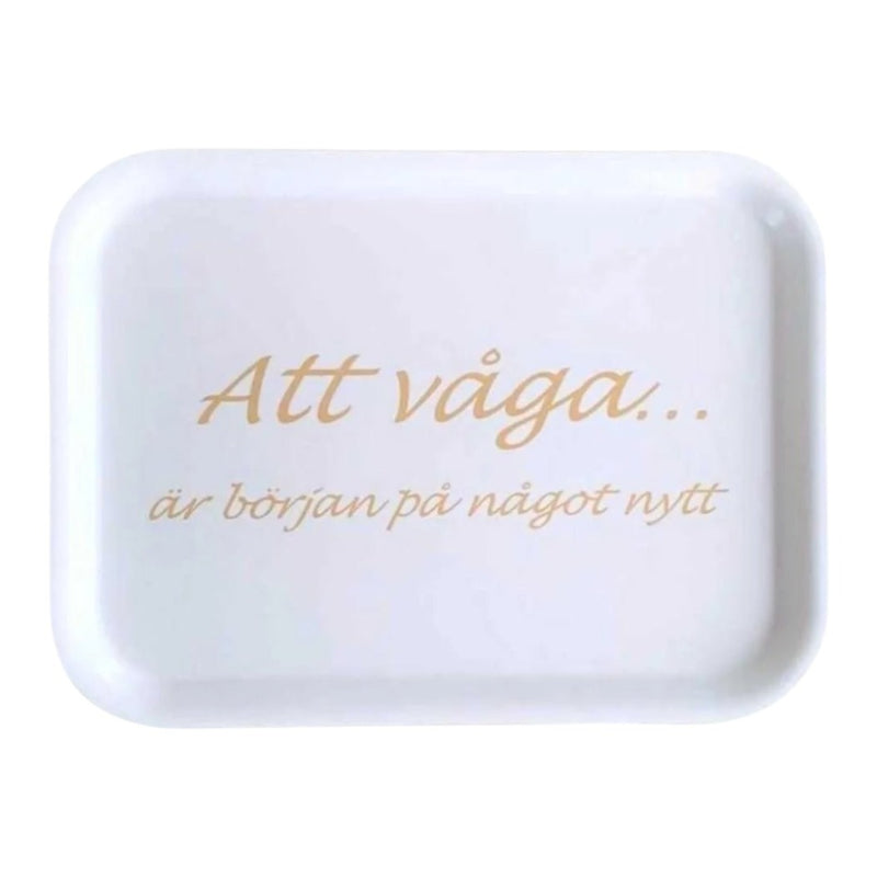 Vit frukostbricka 27x2 cm med texten Att våga i guld