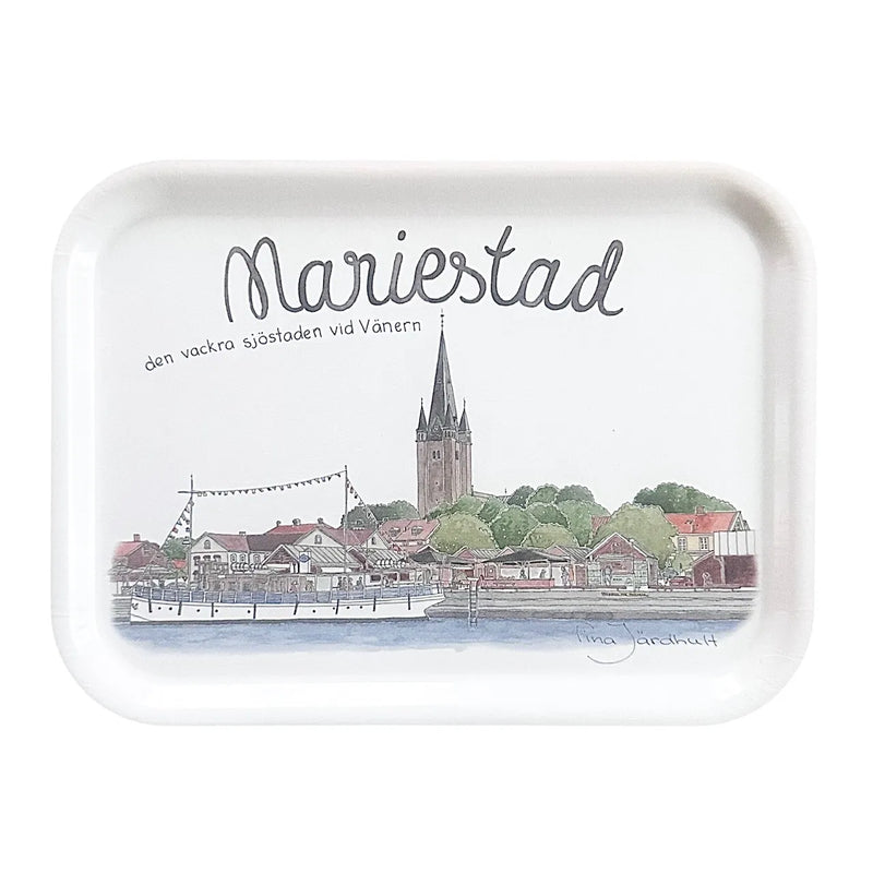 Fin frukostbricka med motiv från hamnen i Mariestad