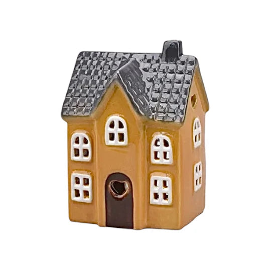 Gult keramikhus med grått tak och vita fönster