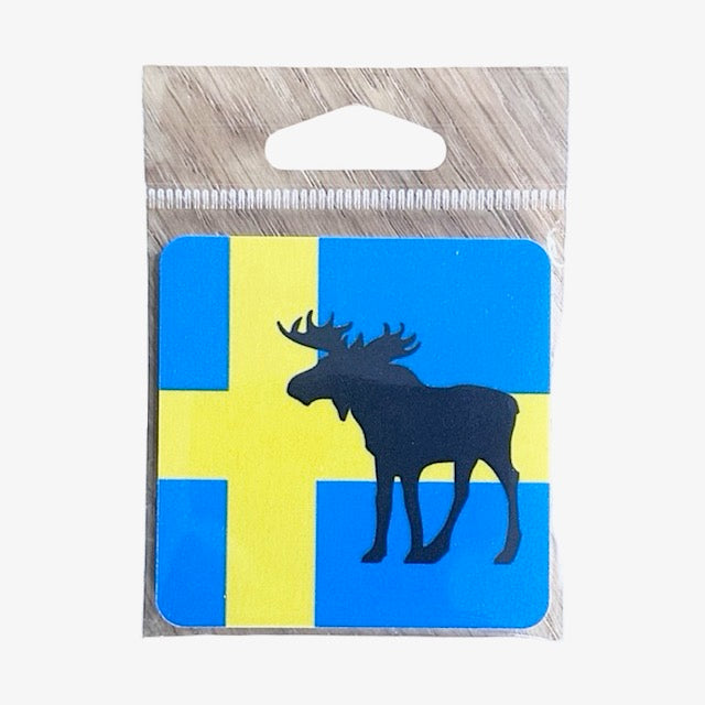 Kylskåpsmagnet med svensk flagga och älg