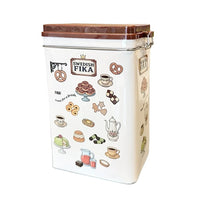 Plåtburk i plåt med knäpplock med tema fika sedd lite från sidan